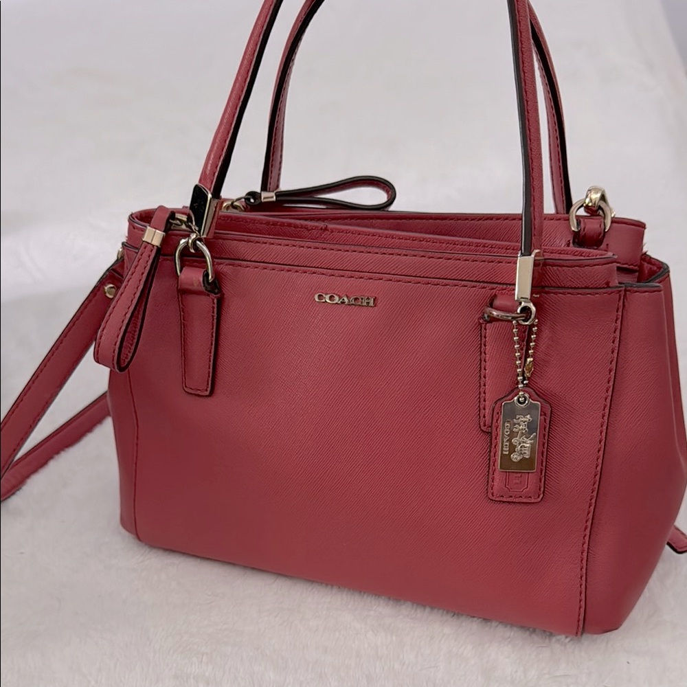Coach coral/Pink Leather 2 way
Satchel with Gold Accents